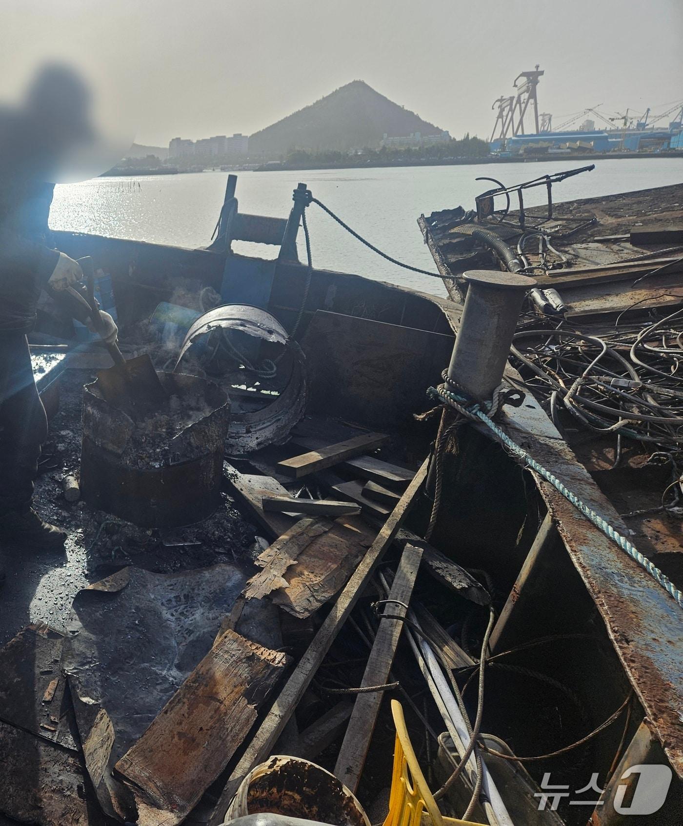 본문 이미지 - 선박에서 불법으로 생활쓰레기를 소각하는 모습. (목포해경 제공. 재판매 및 DB 금지)