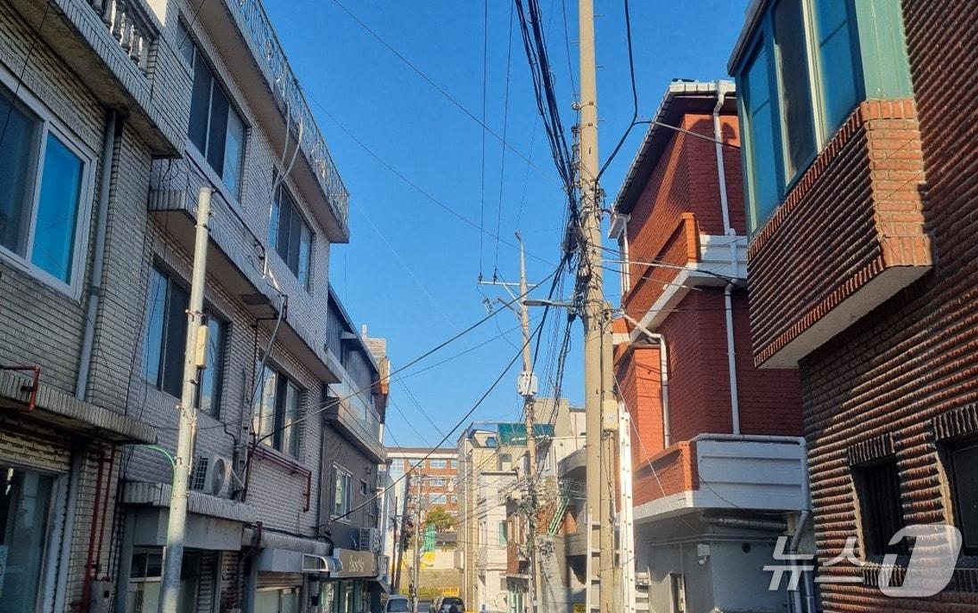 본문 이미지 - 도로와 건물에 얽히고 설킨 공중케이블 (인천시 제공.재판매 및 DB금지)