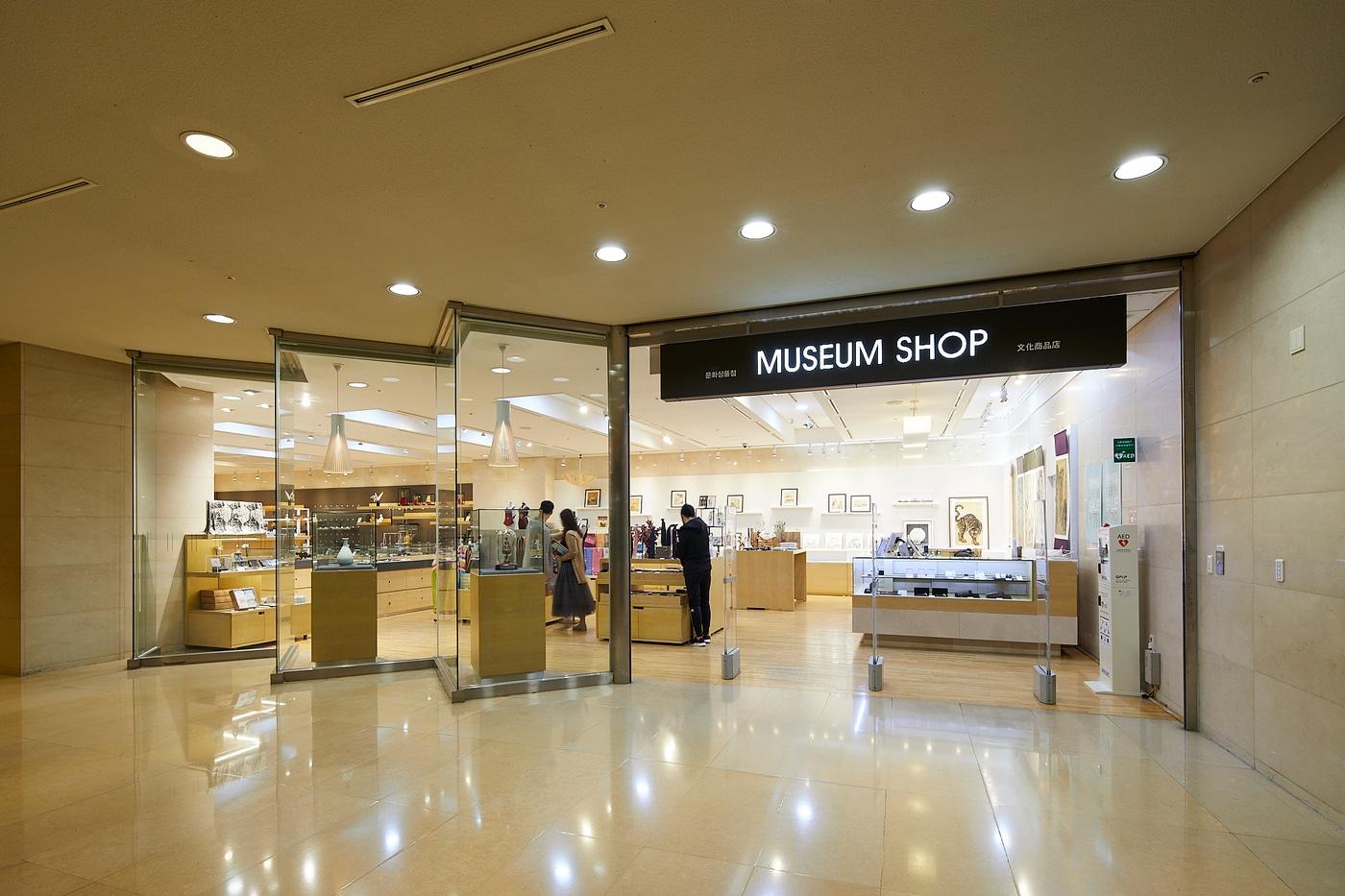 본문 이미지 - 국립박물관문화재단 상품관 전경. 국립박물관문화재단이 재정경제부 주관 '2025년도 공공기관 고객만족도 조사'에서 '우수' 등급을 받아 5년 연속 우수기관에 선정됐다.