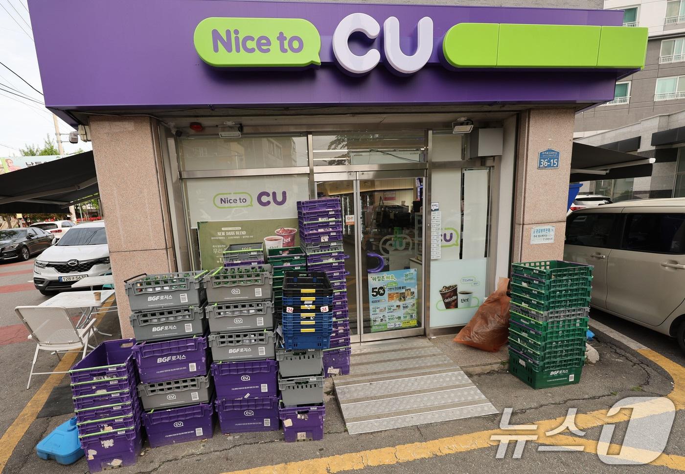 본문 이미지 - 23일 CU 화물연대 파업으로 광주 북구 오치동에 위치한 한 CU 편의점 앞에 공병을 받은 박스가 쌓여 있다. 2026.4.23 ⓒ 뉴스1 박지현 기자