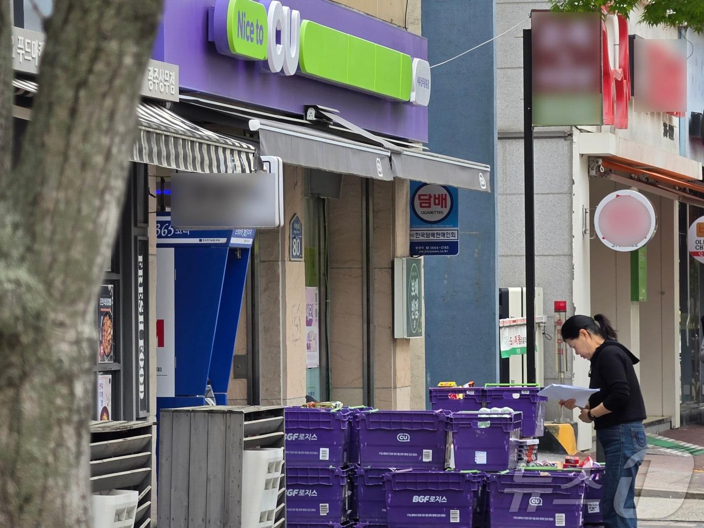 본문 이미지 - 지난 23일 CU 화물연대 파업으로 3일만에 대량 물류를 받은 광주 서구의 한 점주가 상품을 체크하고 있다. 2026.4.23 ⓒ 뉴스1 조수민 수습기자