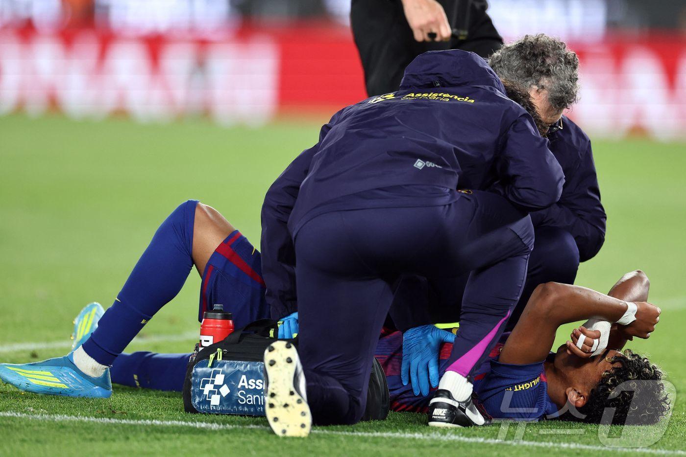 본문 이미지 - 라민 야말이 23일 스페인 바르셀로나의 캄 노우에서 열린 셀타 비고와 2025-26 라리가 홈경기에서 부상 후 고통스러워하고 있다. ⓒ AFP=뉴스1