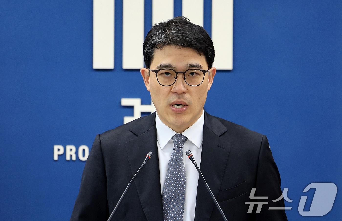 본문 이미지 - 나희석 서울중앙지검 공정거래조사부 부장검사가 23일 서울 서초구 서울고등검찰청 브리핑룸에서 전분당 담합 관련 수사 결과 브리핑을 하고 있다. 2026.4.23 ⓒ 뉴스1 이호윤 기자