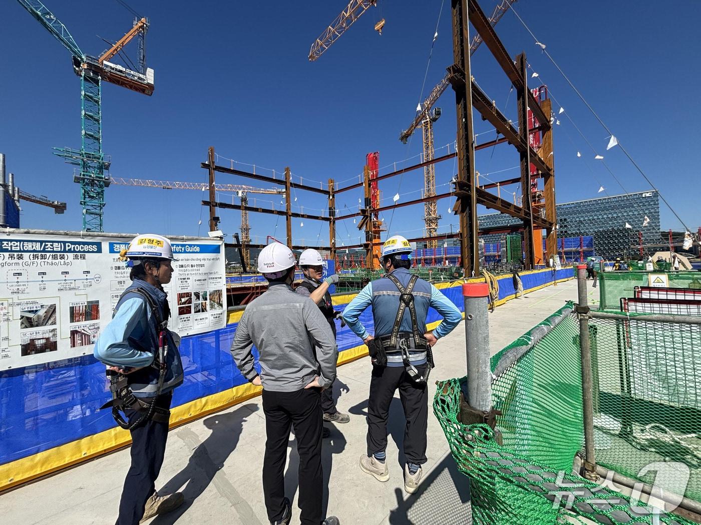 본문 이미지 - 경기 성남시 관계자들이 한 대형 건축공사장에 대한 안전점검을 실시하고 있다.(성남시 제공. 재판매 및 DB금지)/뉴스1