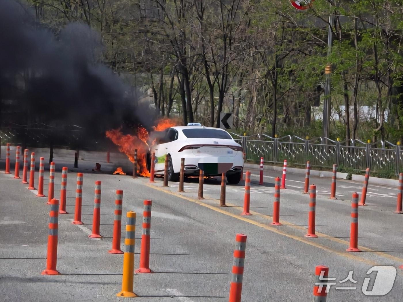 본문 이미지 - 23일 오전 9시 10분쯤 경북 김천시 남면 옥산리의 지방도를 달리던 택시에서 불이 나 화염과 연기가 치솟고 있다.(경북소방본부 제공. 재판매 및 DB 금지)2026.4.23/뉴스1