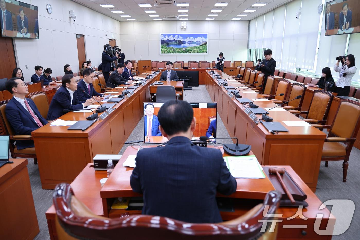 본문 이미지 - 23일 서울 여의도 국회에서 열린 외교통일위원회 전체회의에서 더불어민주당 의원들이 불참한 가운데 국민의힘 의원들이 정동영 통일부 장관의 출석을 요구하고 있다. 2026.4.23 ⓒ 뉴스1 신웅수 기자