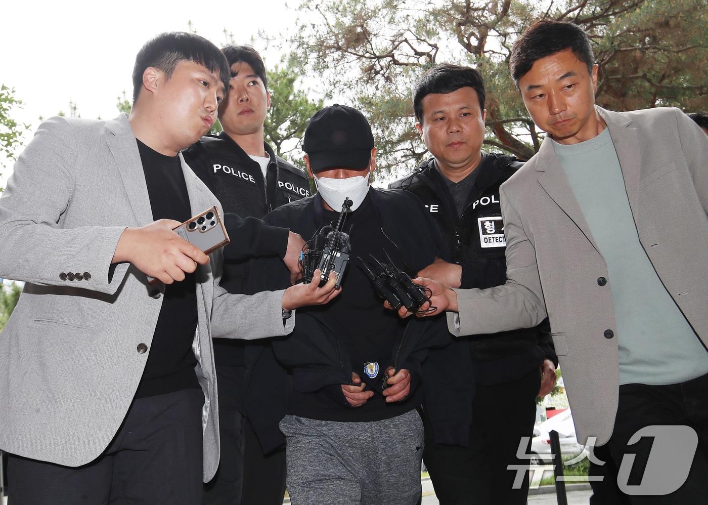 본문 이미지 - 민주노총 공공운수노조 화물연대 집회 현장에서 화물차로 조합원들을 들이받아 1명이 숨지고 2명을 다치게 한 혐의(살인·특수상해)를 받는 비조합원 40대 A 씨가 23일 경남 진주 창원지방법원 진주지원에서 열린 구속 전 피의자 심문(영장실질심사)에 출석하고 있다. ⓒ 뉴스1 윤일지 기자