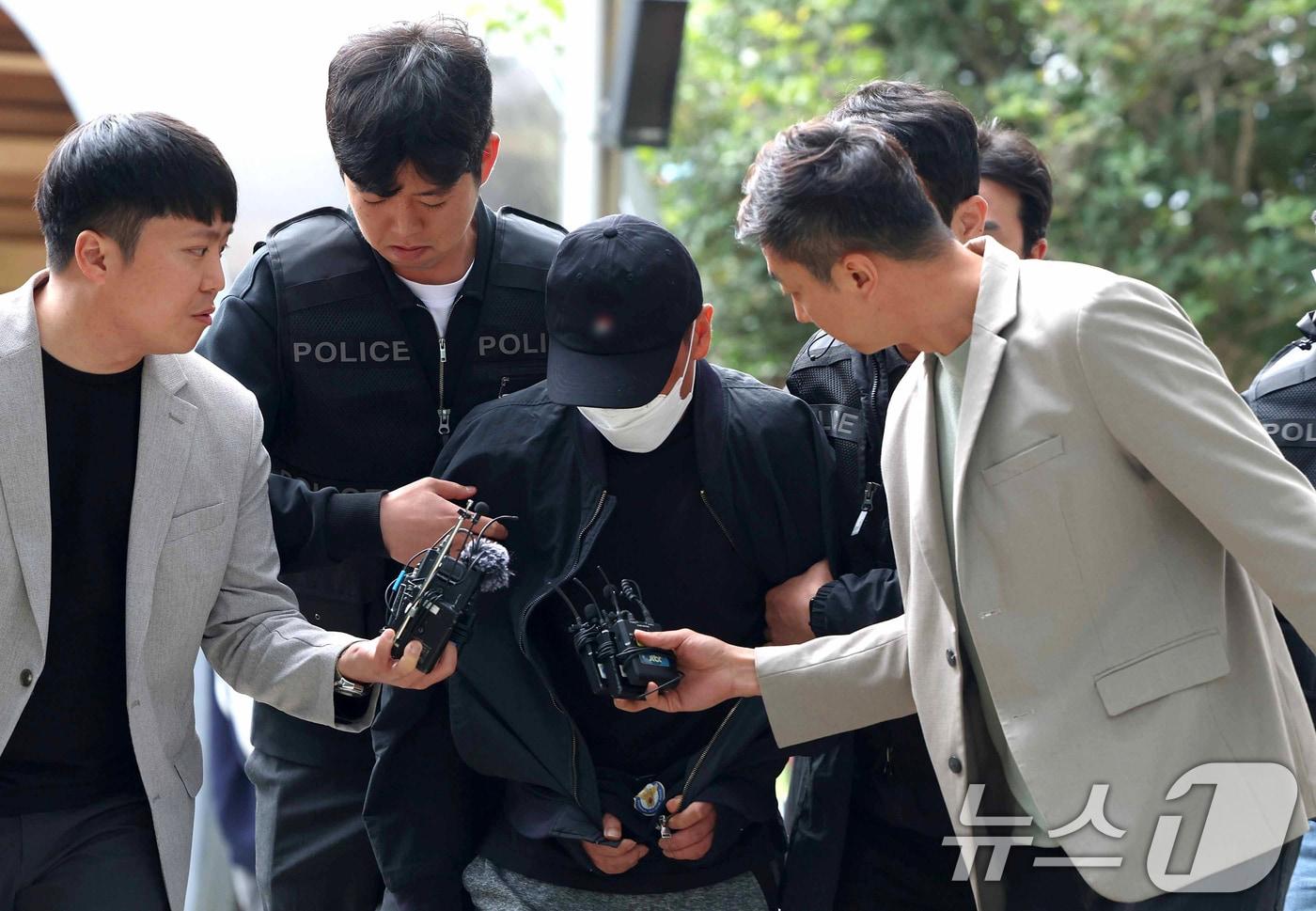 본문 이미지 - 민주노총 공공운수노조 화물연대 집회 현장에서 화물차로 조합원들을 들이받아 1명이 숨지고 2명을 다치게 한 혐의(살인·특수상해)를 받는 비조합원 40대 A 씨가 지난 23일 경남 진주 창원지방법원 진주지원에서 열린 구속 전 피의자 심문(영장실질심사)에 출석하고 있다. (공동취재) 2026.4.23 ⓒ 뉴스1 윤일지 기자