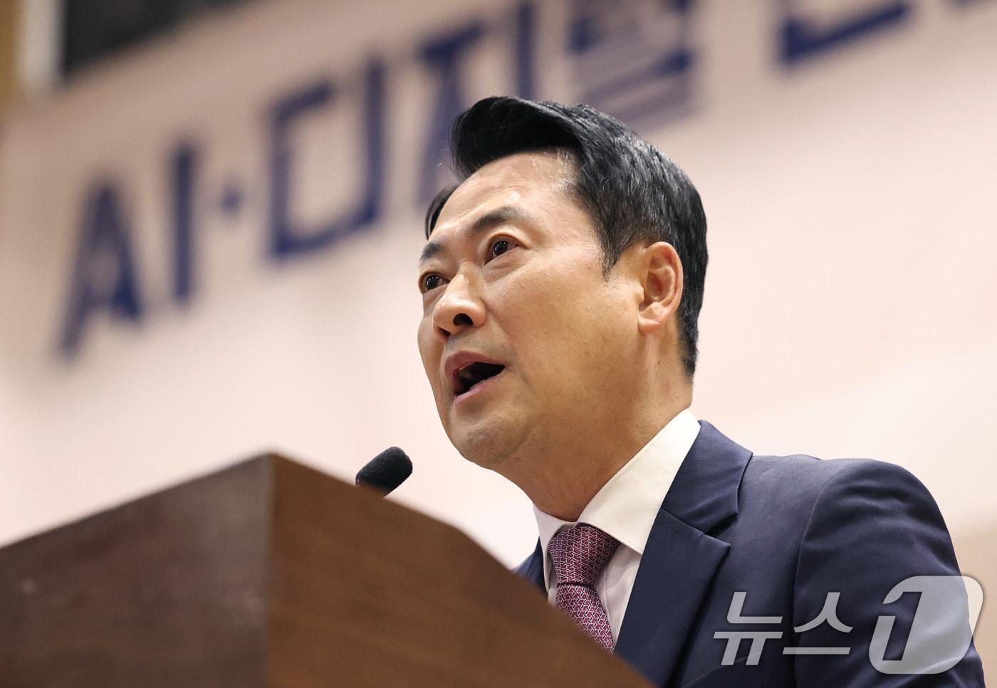 본문 이미지 - 장동혁 국민의힘 대표가 23일 오전 서울 여의도 국회의원회관에서 'AI·디지털 전환 시대, 직업훈련의 품질개선과 혁신, 지원개선 방안'을 주제로 열린 세미나에서 축사하고 있다. 2026.4.23 ⓒ 뉴스1 구윤성 기자
