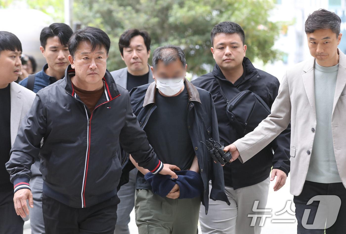 본문 이미지 - 민주노총 공공운수노조 화물연대 집회 현장에서 차량을 몰고 경찰에 돌진한 조합원 60대 B 씨가 23일 경남 진주 창원지방법원 진주지원에서 열린 구속 전 피의자 심문(영장실질심사)에 출석하고 있다. 2026.4.23 ⓒ 뉴스1 윤일지 기자