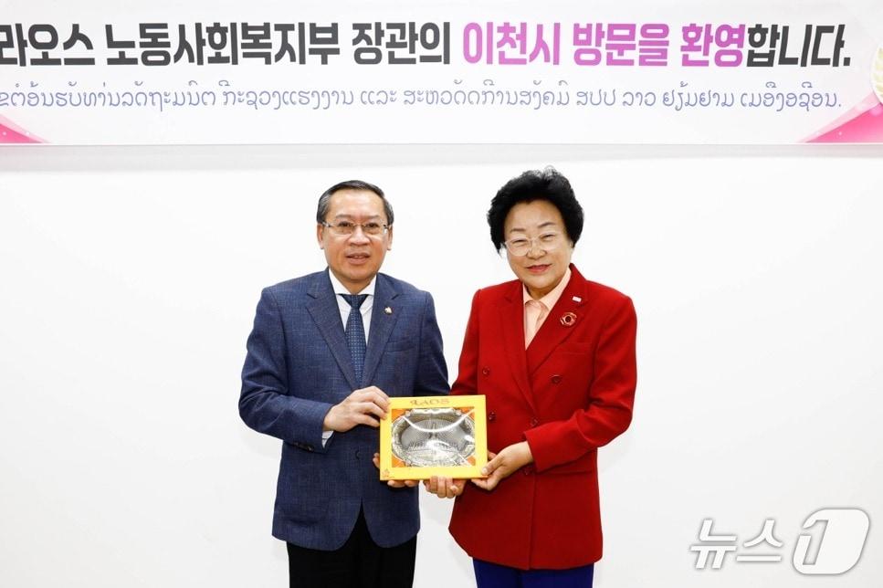 본문 이미지 - 김경희 시장(오른쪽)과 포싸이 사야손(Phosay SAYASONE) 라오스 노동사회복지부 장관이 기념촬영을 하고 있는 모습.(이천시 제공)