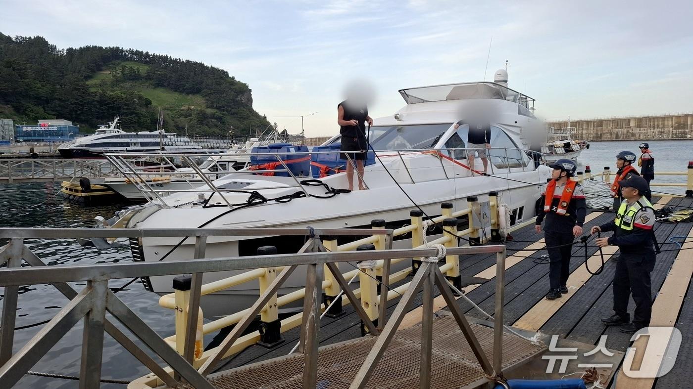 본문 이미지 - 울릉 저동항으로 입항한 러시아 요트.(동해해경 제공 재판매 및 DB 금지) 2026.4.23/뉴스1
