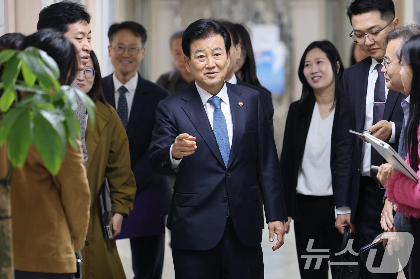 본문 이미지 - 정동영 통일부 장관이 23일 오전 서울 종로구 수운회관에서 한국종교인평화회의(KCRP) 대표회장인 박인준 천도교 교령을 예방하기 위해 이동하고 있다. 2026.4.23 ⓒ 뉴스1 이광호 기자