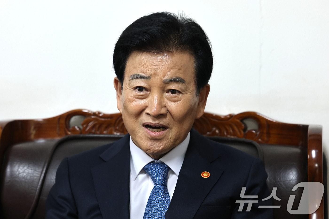 본문 이미지 - 정동영 통일부 장관이 지난 23일 오전 서울 종로구 수운회관에서 한국종교인평화회의(KCRP) 대표회장인 박인준 천도교 교령을 예방, 발언하고 있다. 2026.4.23 ⓒ 뉴스1 이광호 기자