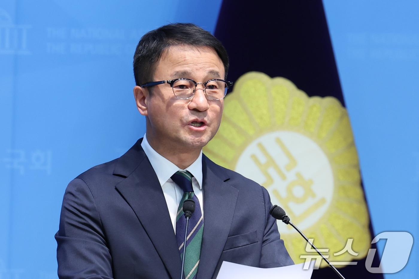 본문 이미지 - 한병도 더불어민주당 의원이 23일 서울 여의도 국회 소통관에서 원내대표 출마 기자회견을 하고 있다. 2026.4.23 ⓒ 뉴스1 신웅수 기자