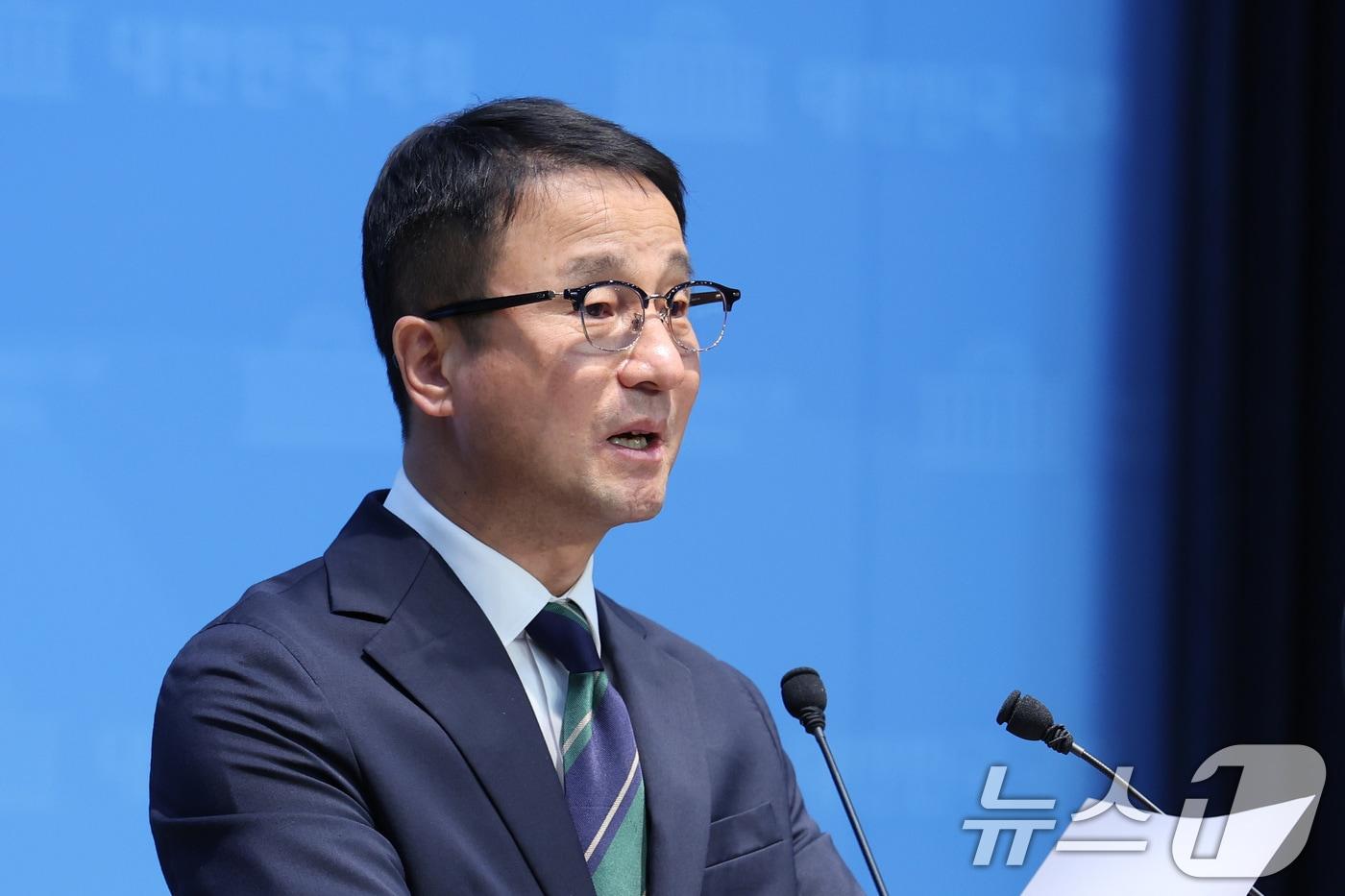 본문 이미지 - 한병도 더불어민주당 의원이 지난 23일 서울 여의도 국회 소통관에서 원내대표 출마 기자회견을 하고 있다. 2026.4.23 ⓒ 뉴스1 신웅수 기자