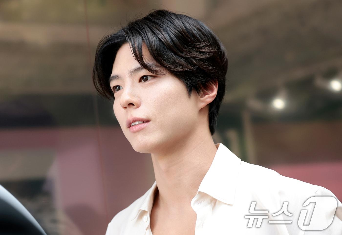 본문 이미지 - 배우 박보검이 유니크한 테이프 팬츠로 눈길을 끌었다. ⓒ 뉴스1 권현진 기자