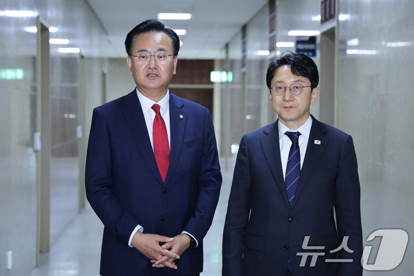 본문 이미지 - 천준호 더불어민주당 원내운영수석부대표와 유상범 국민의힘 원내운영수석부대표가 지난 4월 23일 서울 여의도 국회에서 회동을 마친 후 취재진의 질의에 답변하고 있다. 2026.4.23 ⓒ 뉴스1 신웅수 기자