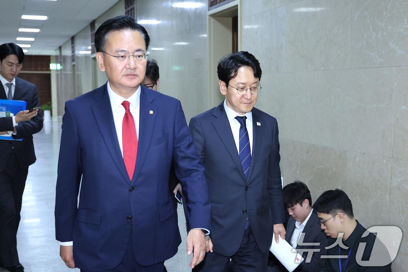 본문 이미지 - 유상범 국민의힘 원내운영수석부대표가 천준호 더불어민주당 원내운영수석부대표와 23일 서울 여의도 국회에서 회동을 마친 후 회동장을 나서고 있다. 2026.4.23 ⓒ 뉴스1 신웅수 기자