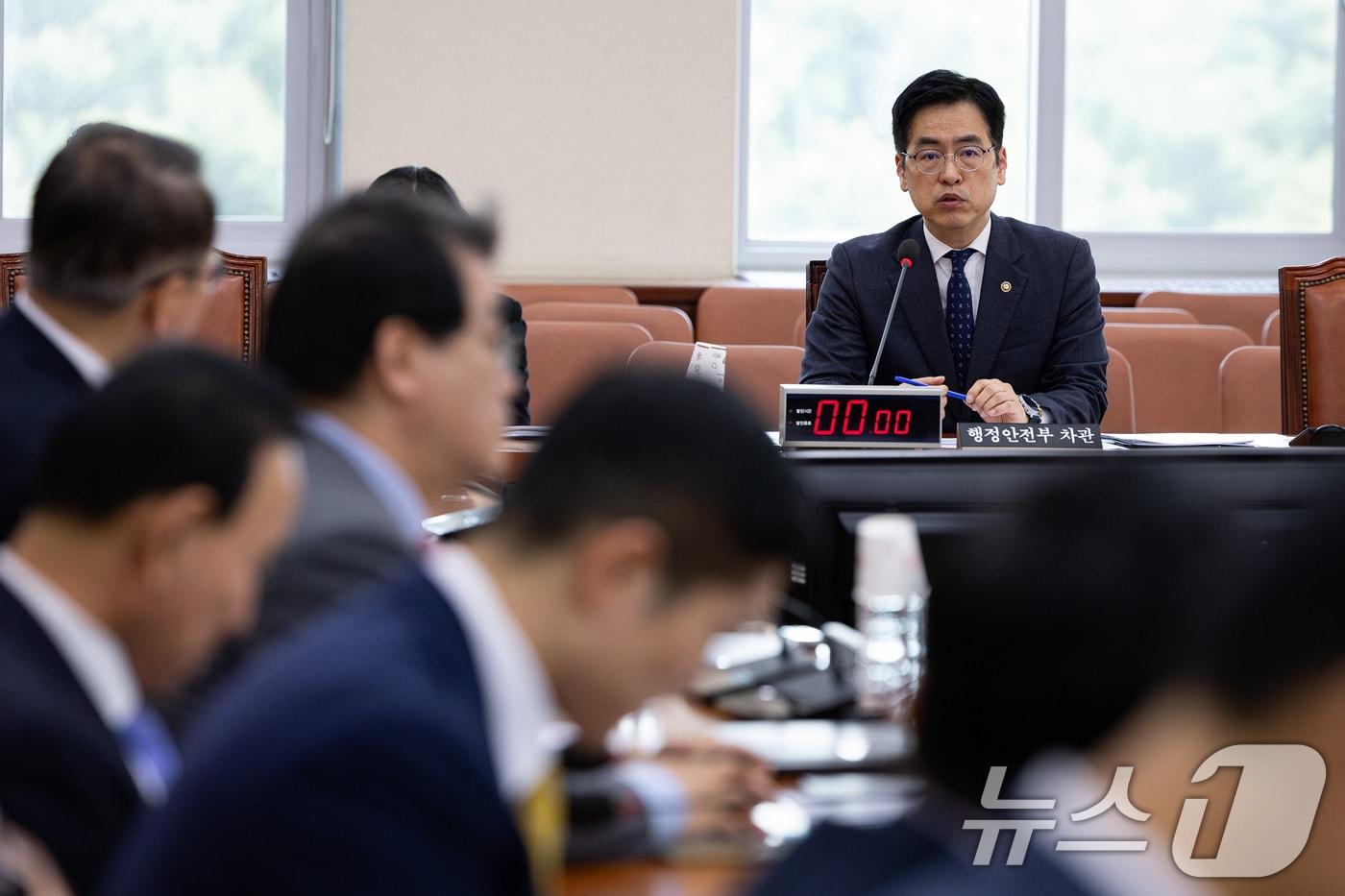 본문 이미지 - 김민재 행정안전부 차관이 23일 서울 여의도 국회에서 열린 제434회 국회(임시회) 정치개혁특별위원회 제6차 전체회의에서 의원 질의에 답하고 있다. 2026.4.23 ⓒ 뉴스1 유승관 기자