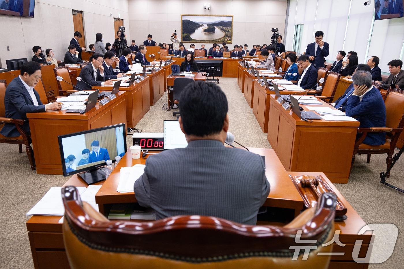 본문 이미지 - 23일 서울 여의도 국회에서 제434회 국회(임시회) 농림축산식품해양수산위원회 제2차 전체회의가 열리고 있다. 2026.4.23 ⓒ 뉴스1 유승관 기자