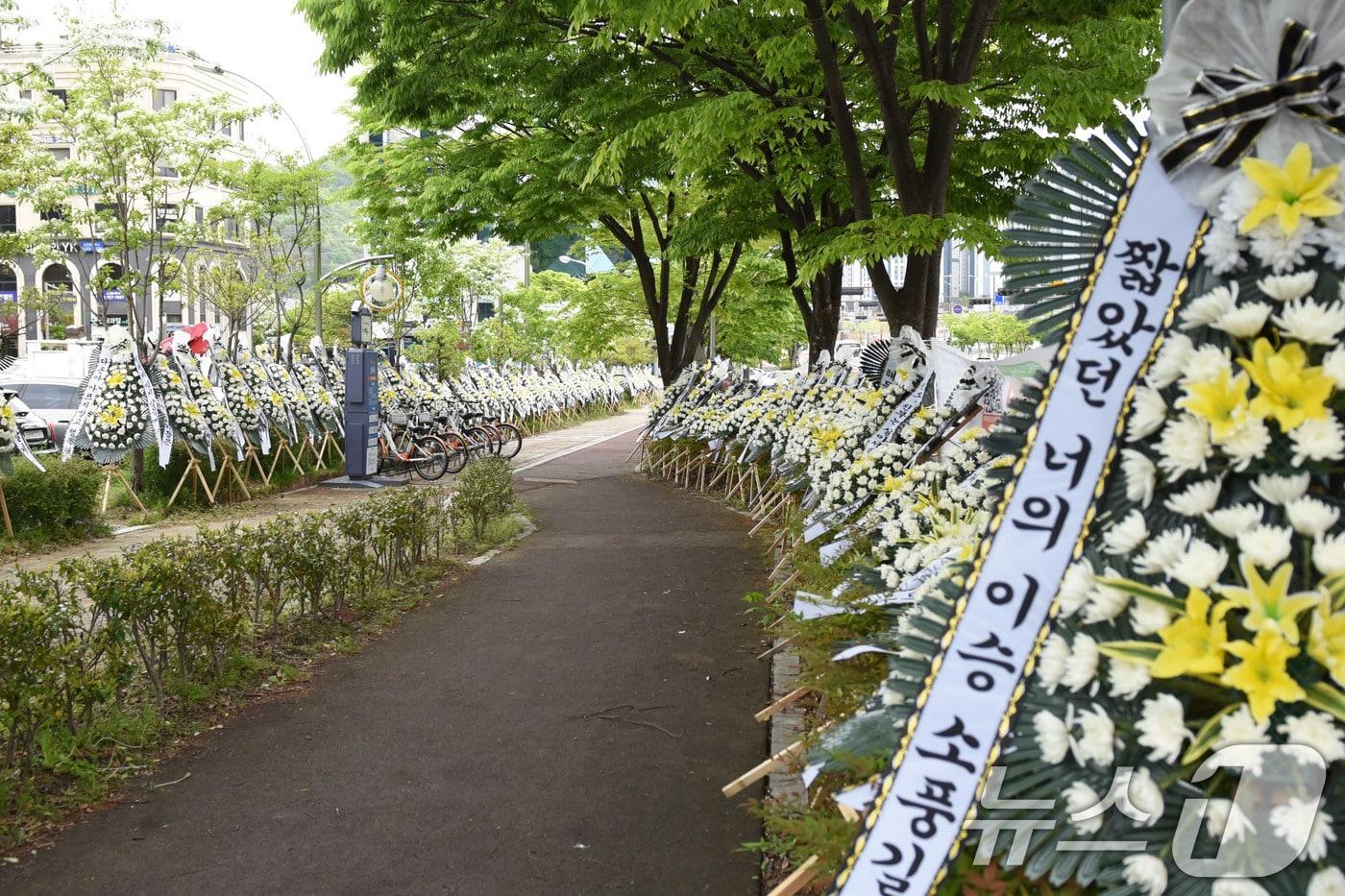 본문 이미지 - 23일 여수 영아살해 사건 선고를 앞두고 광주지법 순천지원 앞에 추모화환이 놓여져있다. 2026.4.23 ⓒ 뉴스1 김성준 기자