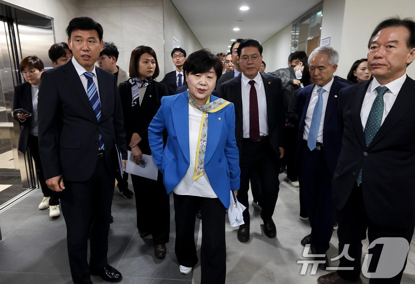 본문 이미지 - 서영교 위원장을 비롯한 윤석열 정권 정치검찰 조작기소 의혹 사건 진상규명 국정조사특별위원회 위원들이 23일 오전 서울 종로구 감사원을 찾아 현장 조사를 하고 있다. 2026.4.23 ⓒ 뉴스1 국회사진기자단