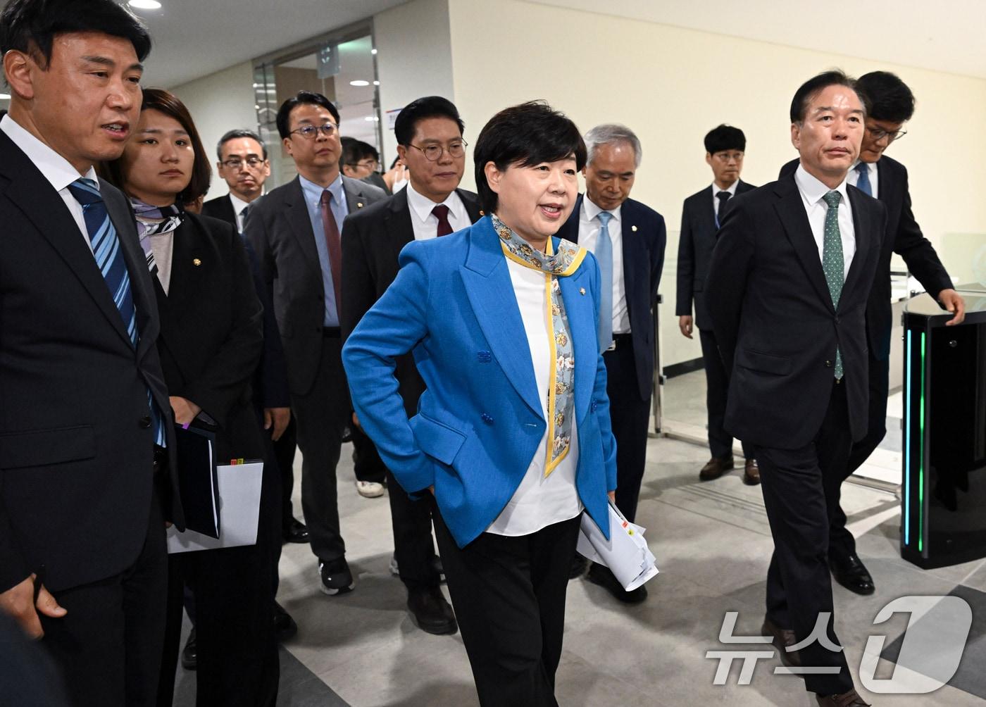 본문 이미지 - 서영교 위원장을 비롯한 윤석열 정권 정치검찰 조작기소 의혹 사건 진상규명 국정조사특별위원회 위원들이 23일 오전 서울 종로구 감사원을 찾아 현장 조사를 하고 있다. 2026.4.23 ⓒ 뉴스1 국회사진기자단