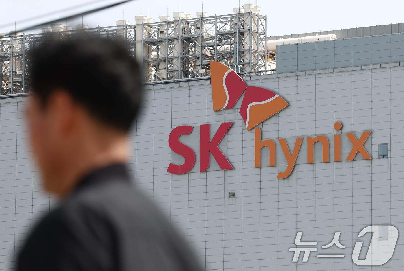 본문 이미지 - SK하이닉스가 올해 1분기 영업이익 37조원을 돌파하며 역대 최대 실적을 달성했다. 사진은 경기 이천 SK하이닉스 본사. 2026.4.23 ⓒ 뉴스1 김민지 기자