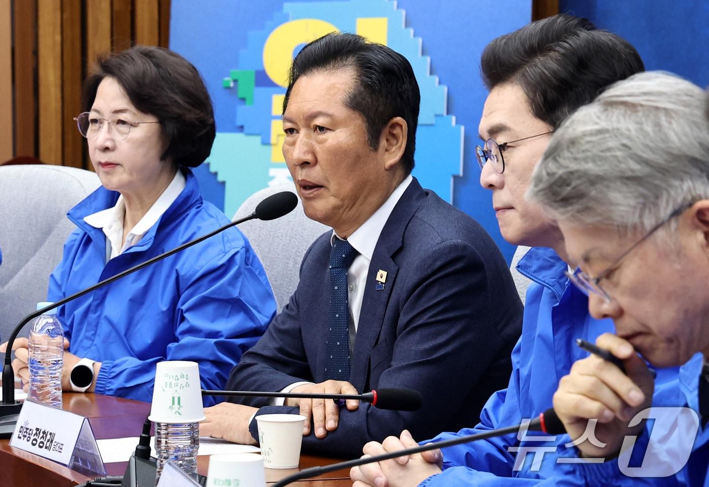 본문 이미지 - 정청래 더불어민주당 대표가 23일 서울 여의도 국회에서 열린 6·3 지방선거 광역단체장 후보 연석회의에서 모두발언을 하고 있다. 왼쪽부터 추미애 경기도지사 후보, 정 대표, 정원오 서울시장 후보, 민형배 전남광주통특별시장 후보. 2026.4.23 ⓒ 뉴스1 구윤성 기자