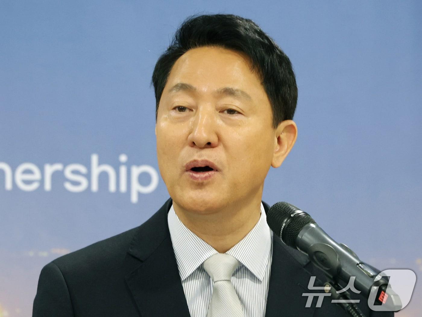 본문 이미지 - 오세훈 서울시장이 23일 오전 서울시청에서 열린 서울-샌프란시스코 친선결연 50주년 기념 '감사의 정원' 석재기증식에서 인사말을 하고 있다. 2026.4.23 ⓒ 뉴스1 황기선 기자