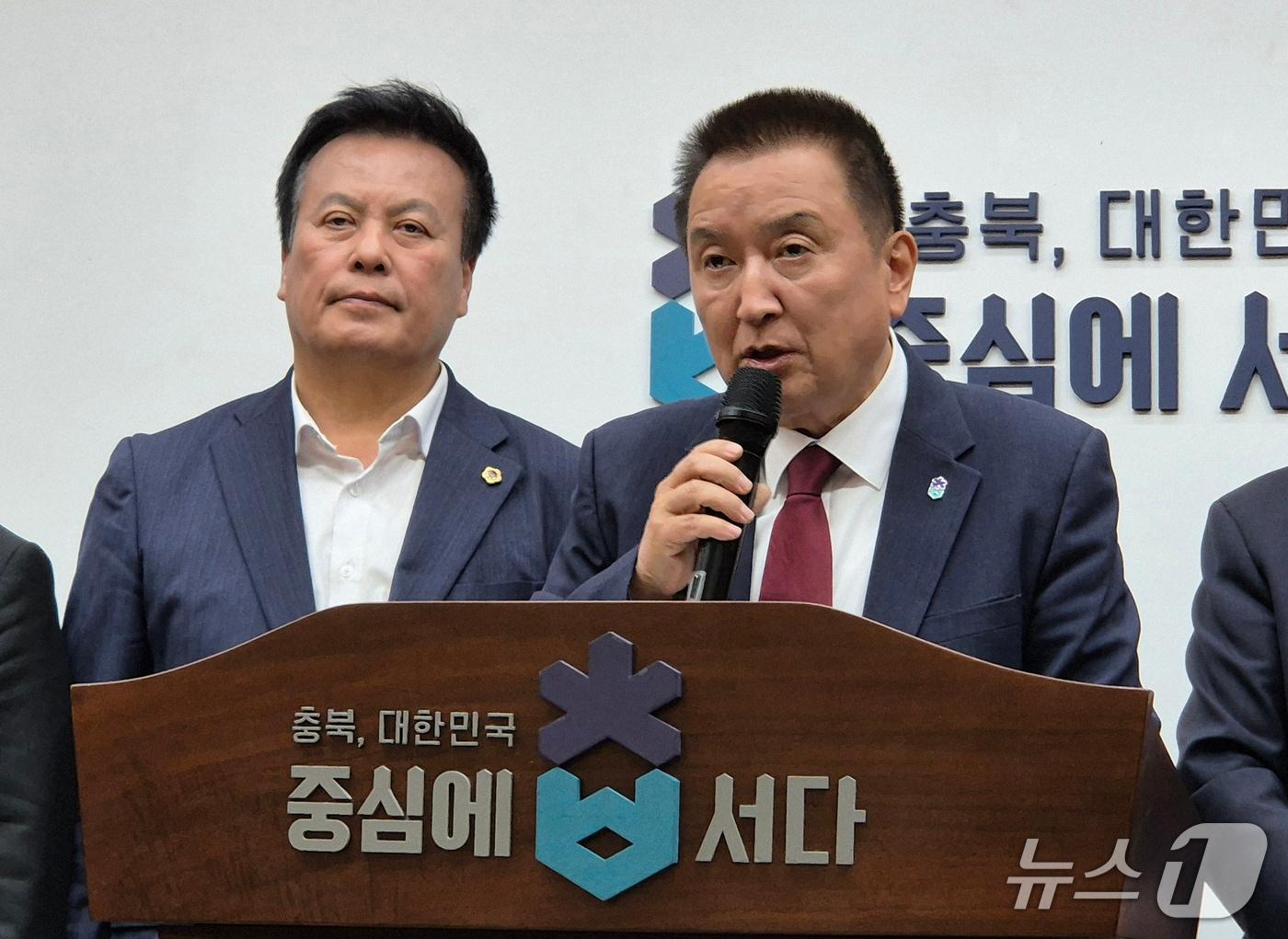 본문 이미지 - 김영환 충북지사가 23일 도청 브리핑룸에서 지방선거 출마를 선언하고 있다. 2026.4.23/뉴스1