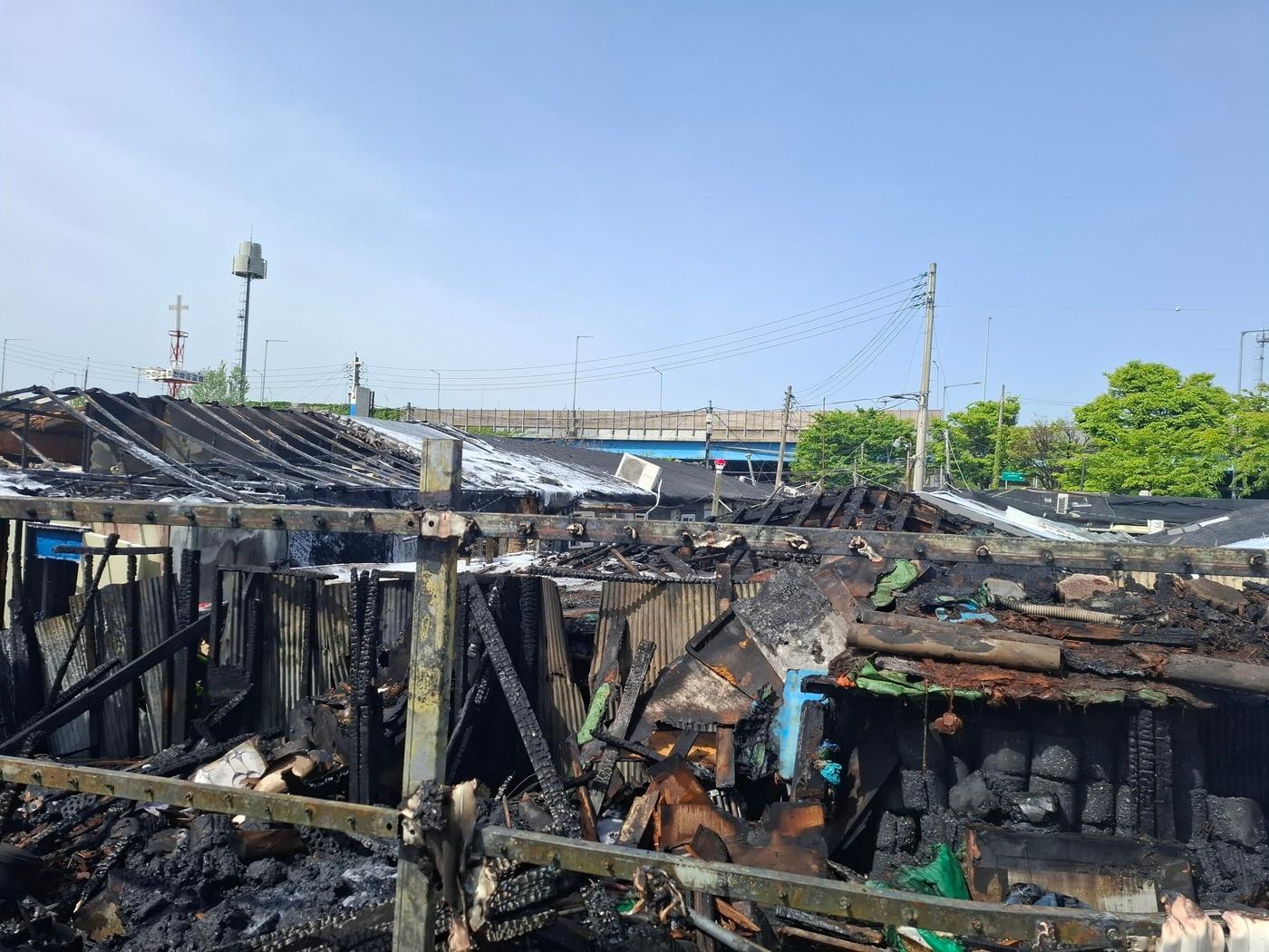 본문 이미지 - 23일 서울시 송파구 장지화훼마을에서 불이 나 가건물들이 소실된 모습.(송파소방서 제공)