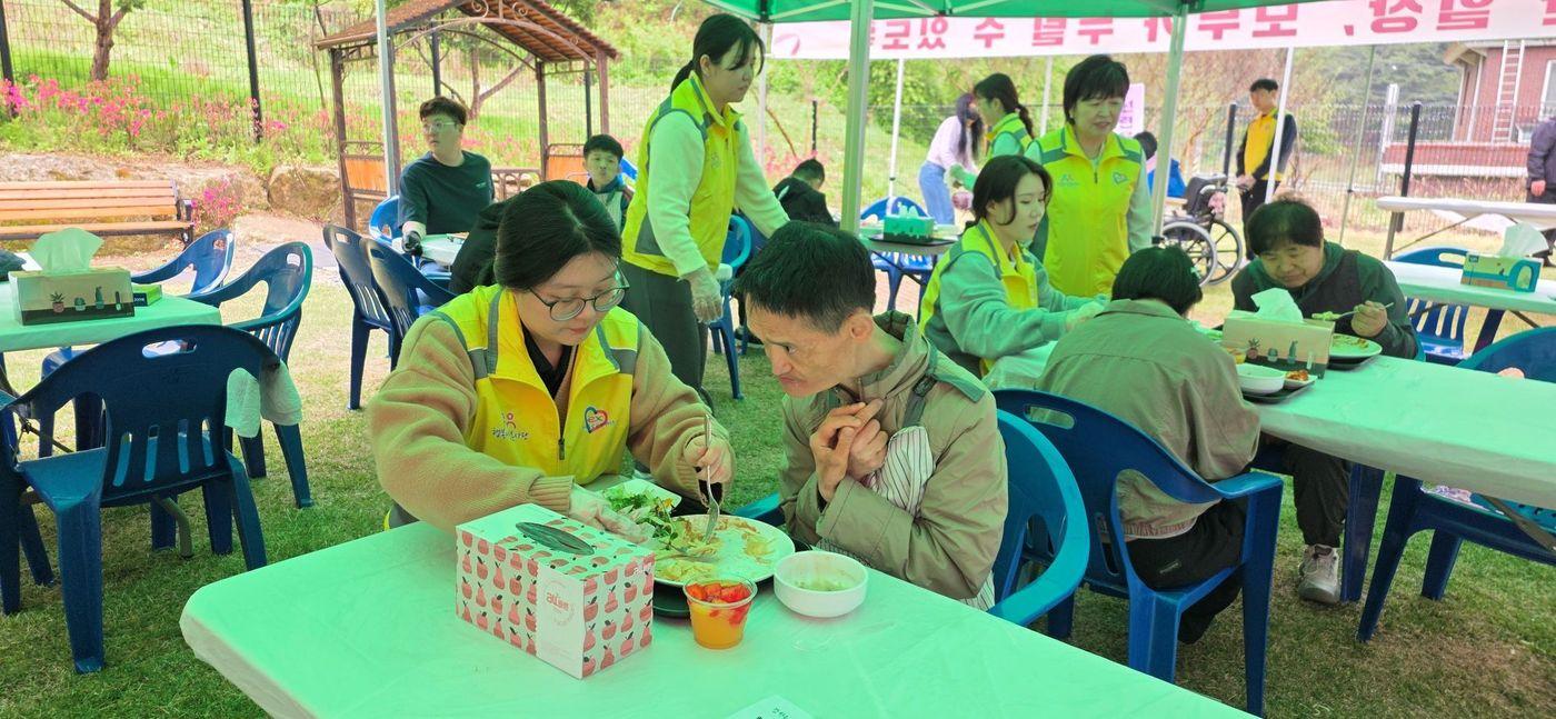 본문 이미지 - 한국도로공사서비스 장애인과 함께하는 사회공헌 모습.(한국도로공사서비스 제공)뉴스1ⓒ news1