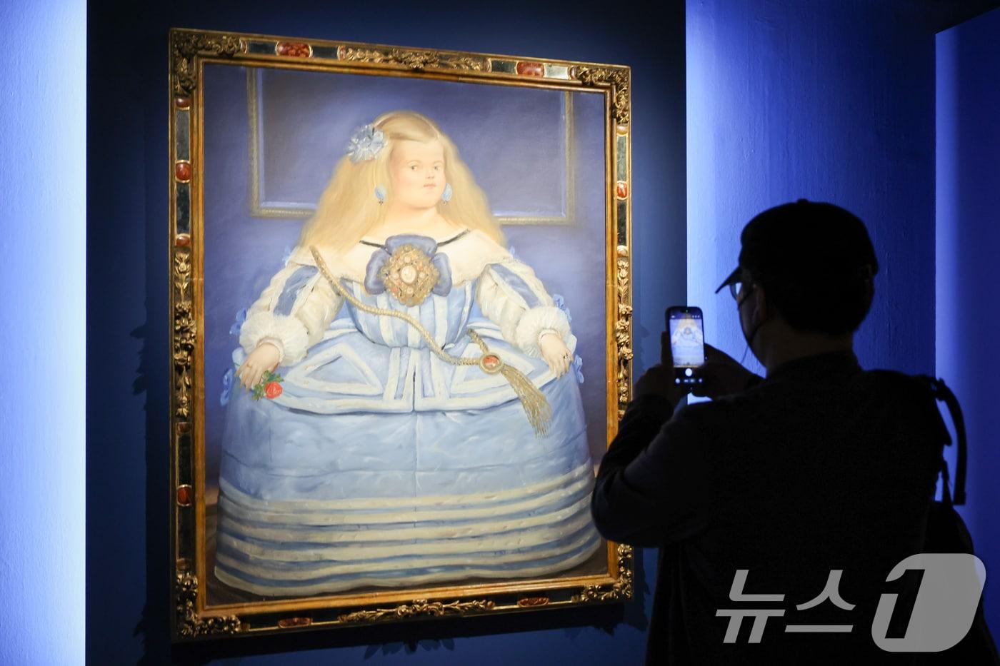 본문 이미지 - 23일 서울 서초구 예술의전당에서 '페르난도 보테로: 형태의 미학' 전시 프레스투어를 찾은 참석자들이 작품을 감상하고 있다. ⓒ 뉴스1 안은나 기자