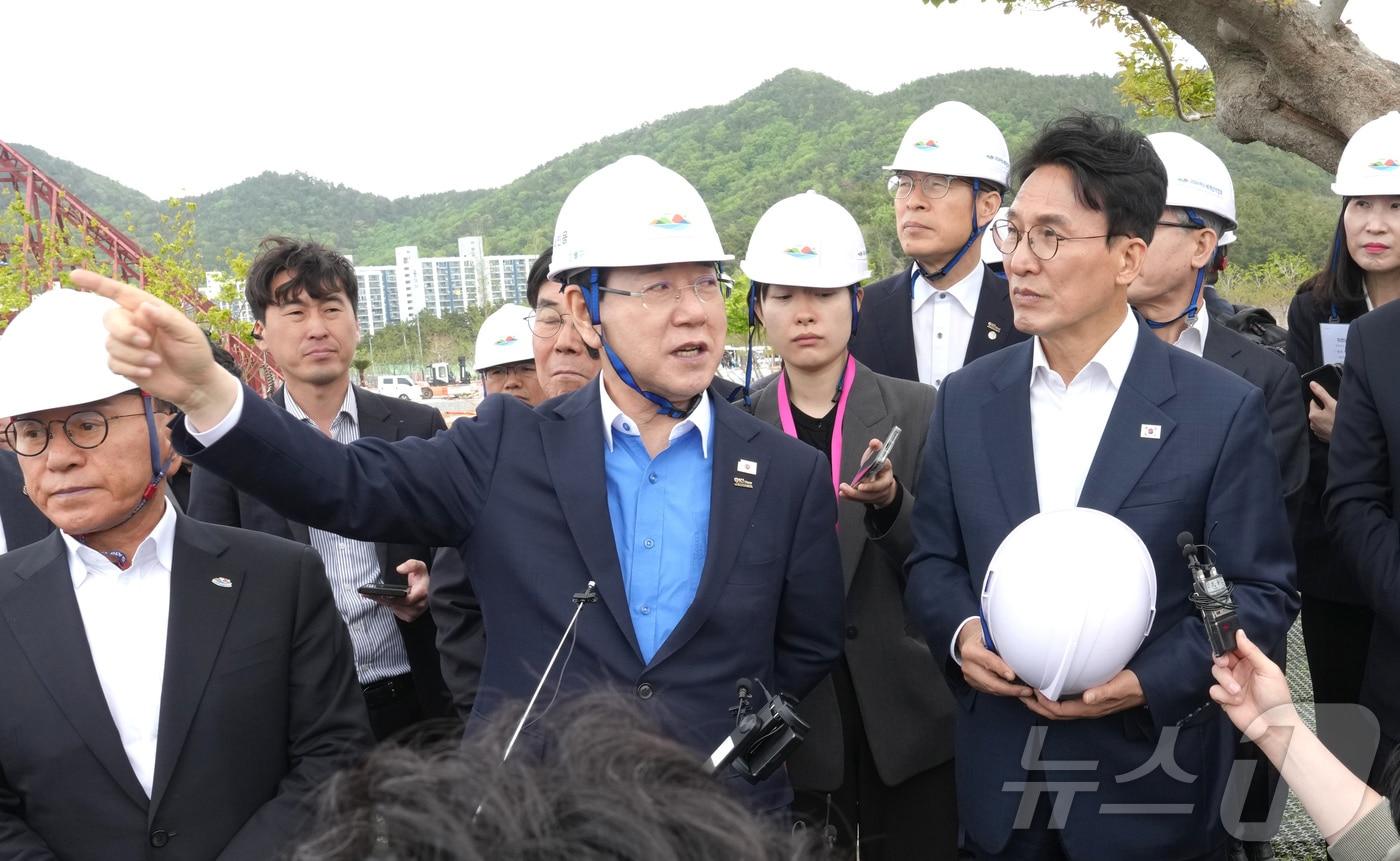 본문 이미지 - 김민석 국무총리가 23일 2026여수세계섬박람회 진모지구 주행사장 현장을 김영록 전라남도지사와 방문, 주요시설 추진상황 등을 점검하고 있다.(전남도 제공. 재판매 및 DB금지) 2026.4.23 ⓒ 뉴스1 전원 기자
