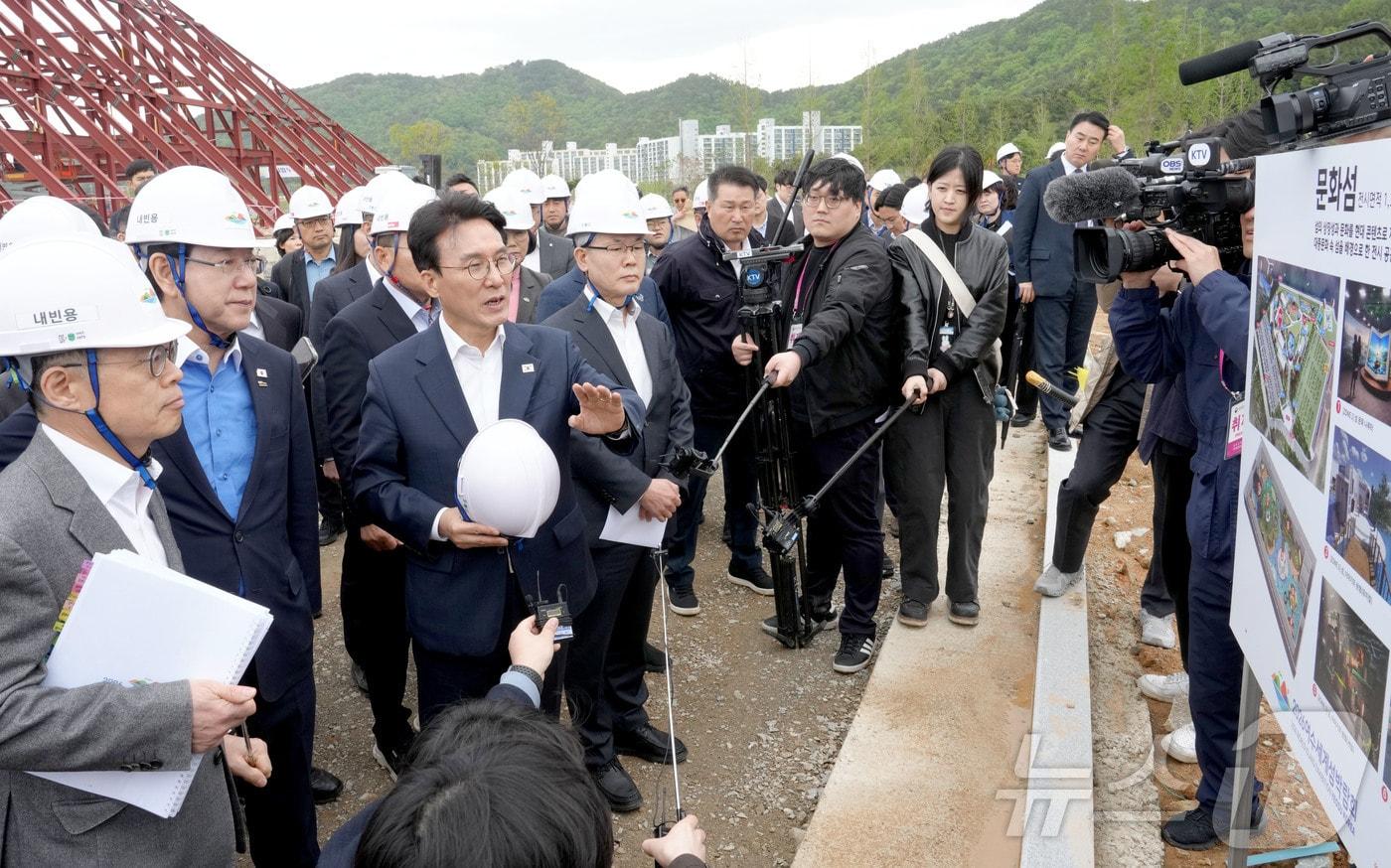 본문 이미지 - 김민석 국무총리가 23일 2026여수세계섬박람회 진모지구 주행사장 현장을 김영록 전라남도지사와 방문, 주요시설 추진상황 등을 점검하고 있다.(전남도 제공. 재판매 및 DB금지) 2026.4.23 ⓒ 뉴스1 전원 기자