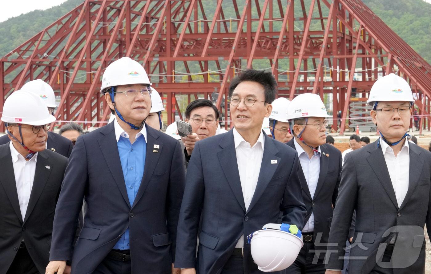 본문 이미지 - 김민석 국무총리가 23일 2026여수세계섬박람회 진모지구 주행사장 현장을 김영록 전라남도지사와 방문, 주요시설 추진상황 등을 점검하고 있다.(전남도 제공. 재판매 및 DB금지) 2026.4.23 ⓒ 뉴스1 전원 기자
