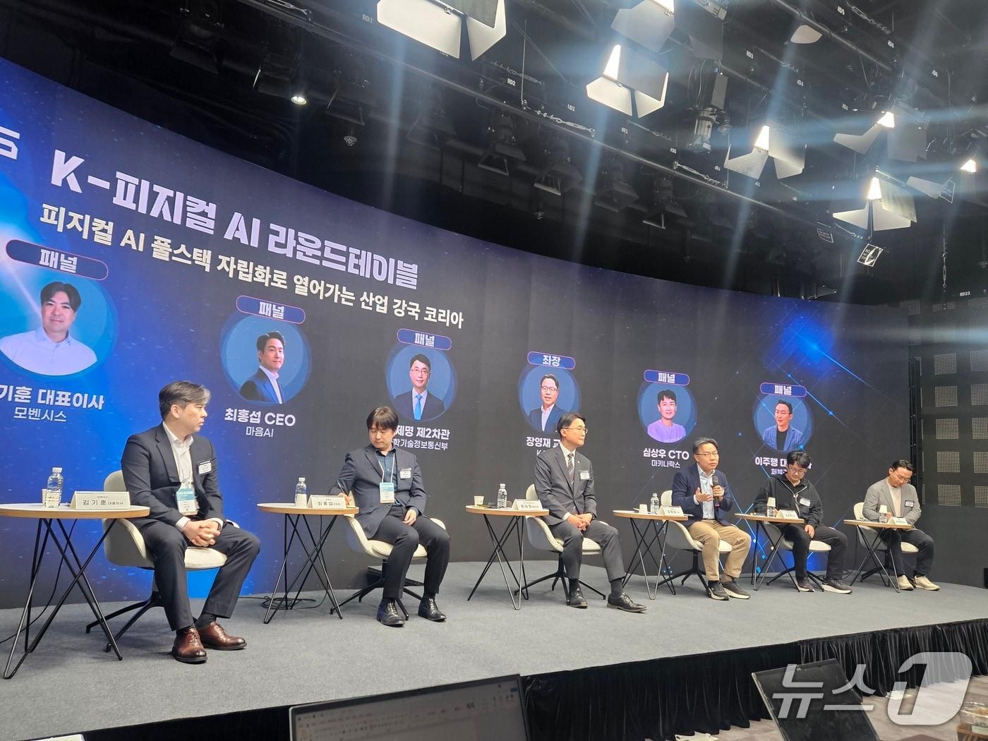 본문 이미지 - 23일 2026 월드IT쇼를 계기로 열린 'K-피지컬 AI 라운드테이블'