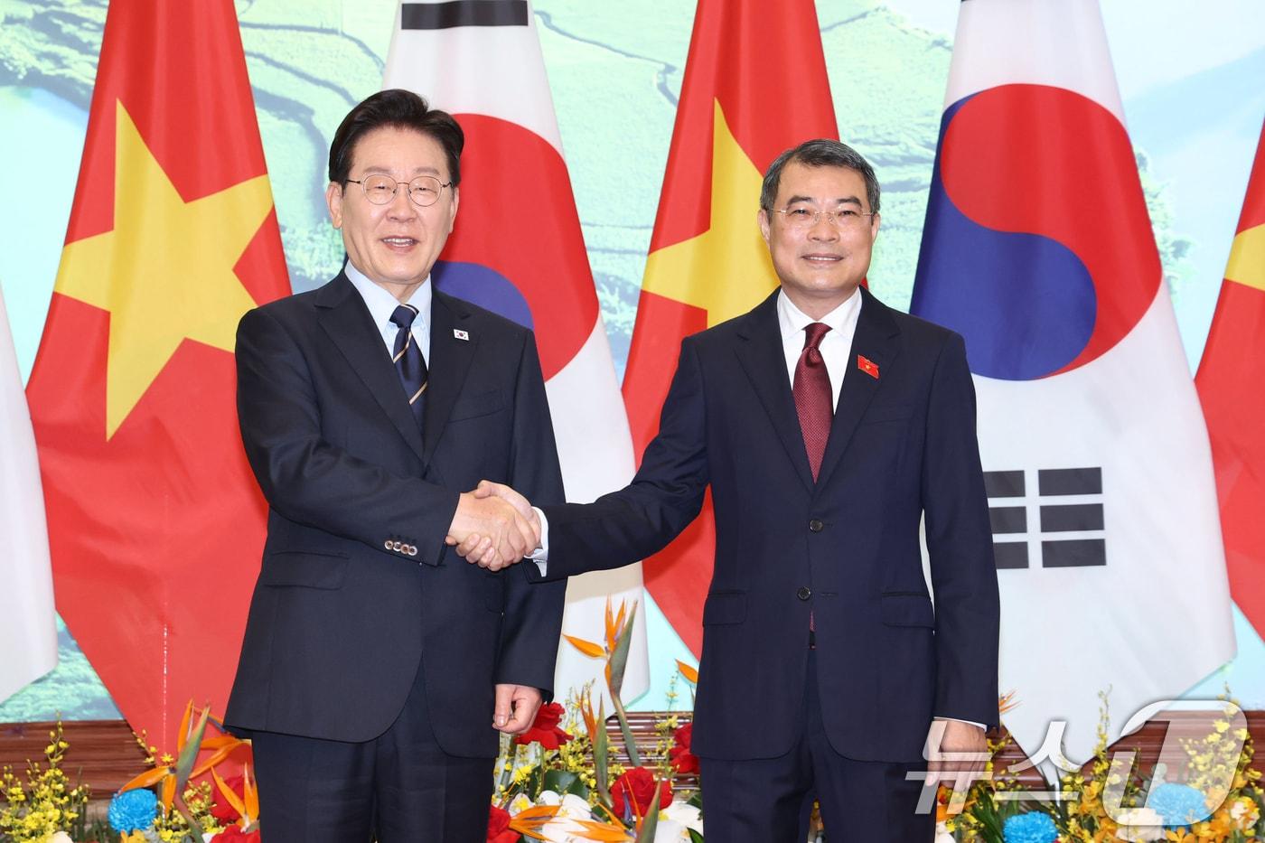 본문 이미지 - 베트남을 국빈 방문 중인 이재명 대통령이 23일(현지시간) 하노이 총리실에서 레 민 흥 총리와 면담에 앞서 기념촬영을 하고 있다. 2026.4.23 ⓒ 뉴스1 이재명 기자