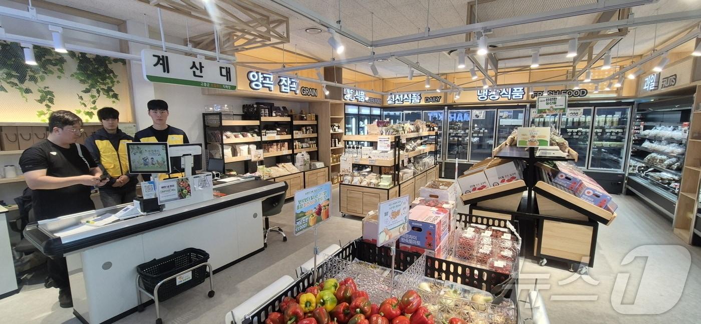 본문 이미지 - 고흥 로컬푸드 직매장 내부. (고흥군 제공. 재판매 및 DB금지) ⓒ 뉴스1 김성준 기자