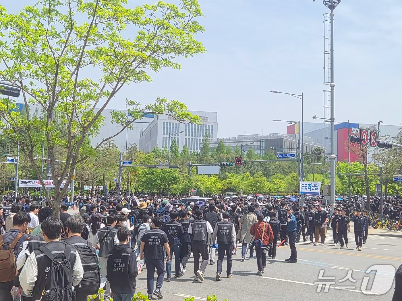 본문 이미지 - 23일 낮 삼성전자 노동조합 공동투쟁본부(이하 노조) 대규모 결의대회가 열리는 평택캠퍼스 일대에 노조원들이 집결하고 있다. 2026.4.23/뉴스1 ⓒ 뉴스1 김기현 기자