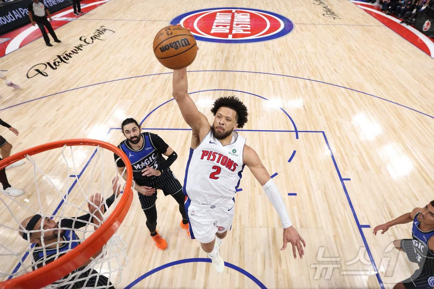 본문 이미지 - NBA 디트로이트 커닝햄이 23일(한국시간) 올랜도와 경기에서 덩크를 시도하고 있다. ⓒ AFP=뉴스1