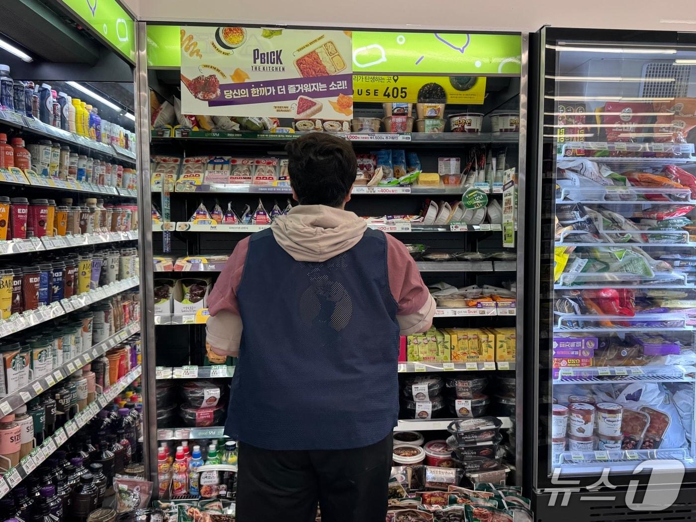 본문 이미지 - 23일 오전 울산 북구 화봉동의 한 CU 편의점에서 점주가 간편 식품 코너를 정리하고 있다.2026.4.23 ⓒ 뉴스1 김세은 기자