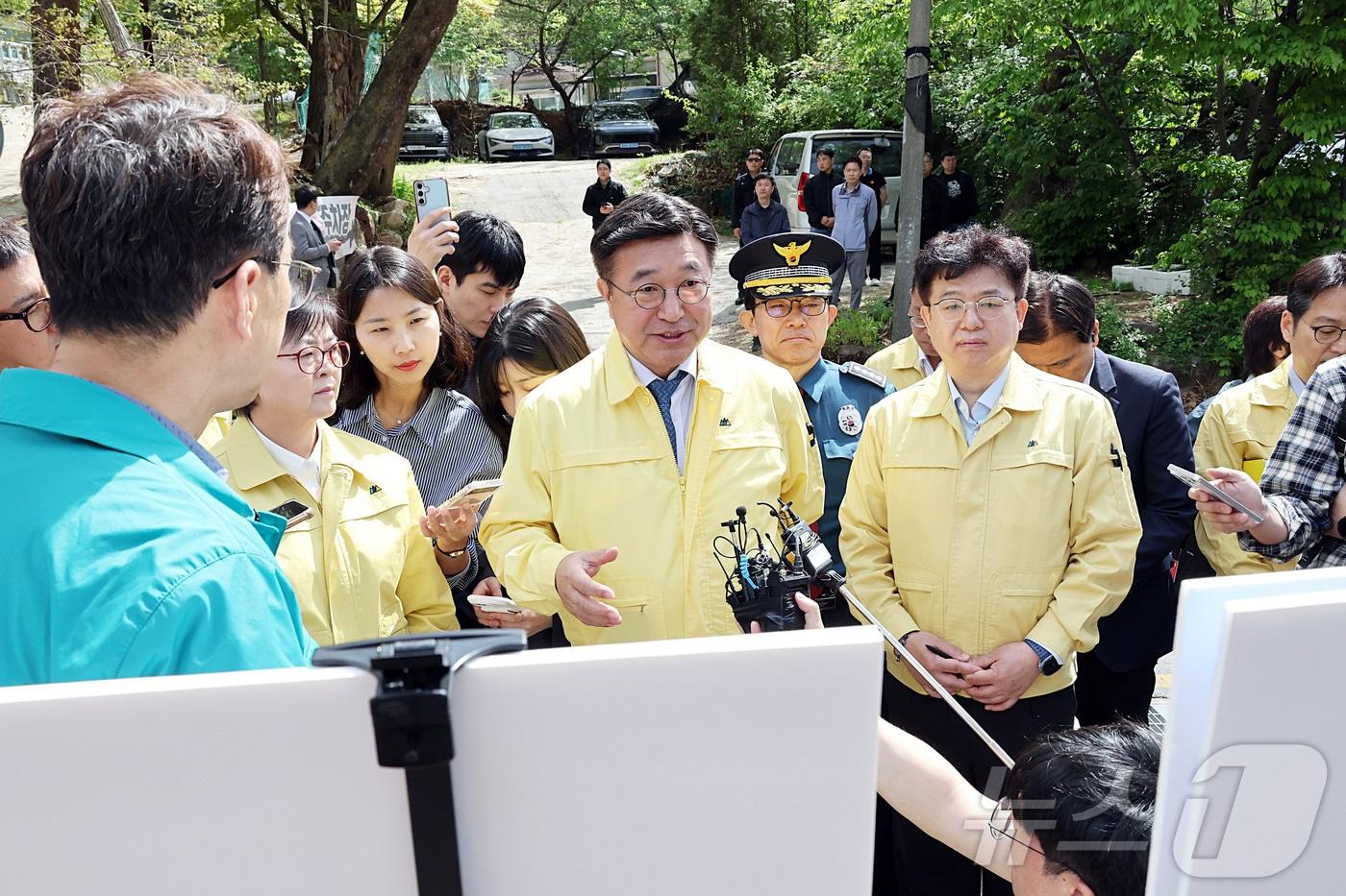 본문 이미지 - 윤호중 행정안전부 장관이 23일 오전 서울 우이동 인수천 인근 하천-계곡 불법 점용시설 정비실태 현장을 점검하고 있다. (행정안전부 제공. 재판매 및 DB 금지) 2026.4.23 ⓒ 뉴스1