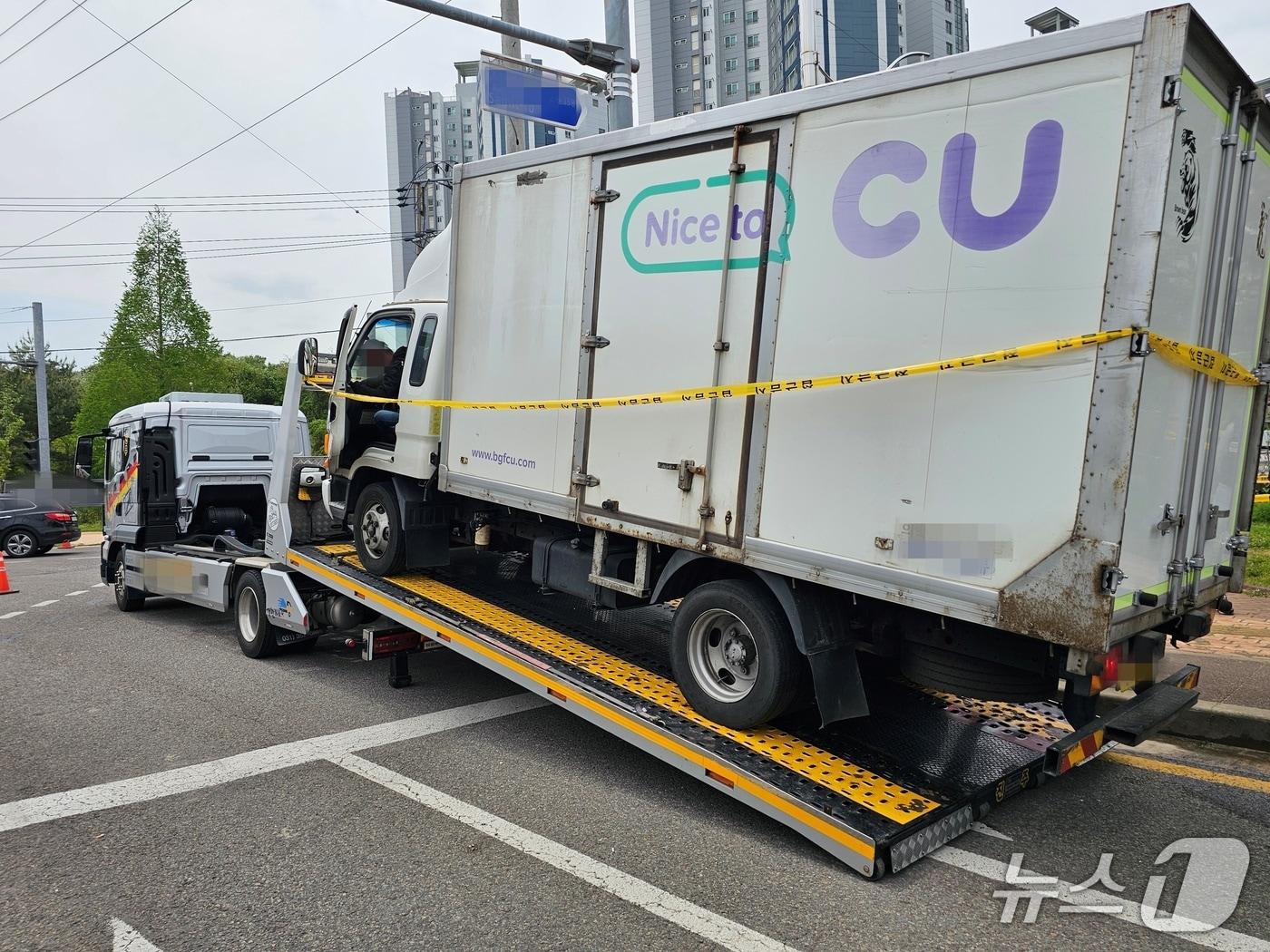 본문 이미지 - 민주노총 화물연대 집회에서 조합원을 친 차량이 23일 감식을 위해 이동하고 있다. 2026.4.23/뉴스1 한송학기자