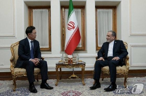 본문 이미지 - 이란에 파견된 정병하 외교부 장관 특사와 압바스 아그라치 이란 외무장관.(파르스통신 소셜미디어 엑스 @FarsNews_Agency)