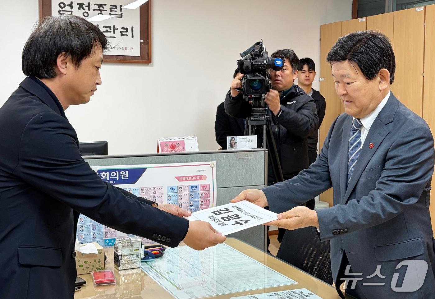 본문 이미지 - 김광수 제주특별자치도교육감이 23일 오전 제주도선거관리위원회에 제9회 전국동시지방선거 제주도교육감 선거 예비후보자 등록 신청 서류를 제출하고 있다.