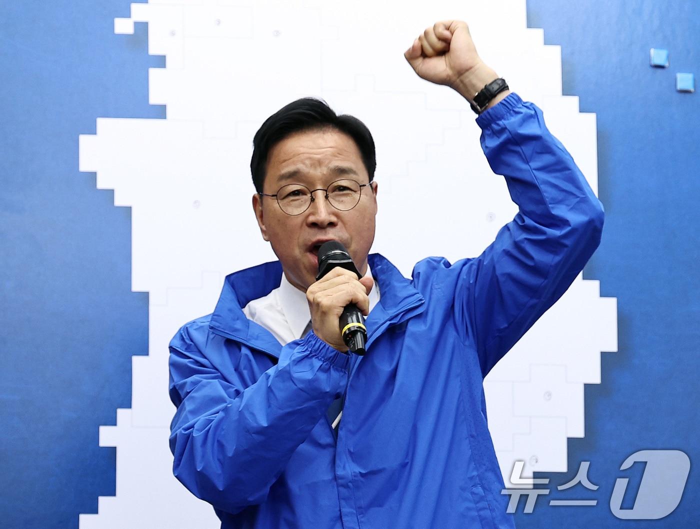 본문 이미지 - 위성곤 더불어민주당 제주도지사 후보가 지난달 23일 서울 여의도 국회에서 열린 6·3 지방선거 광역단체장 후보 연석회의에서 각오를 밝히고 있다. 2026.4.23 ⓒ 뉴스1 구윤성 기자