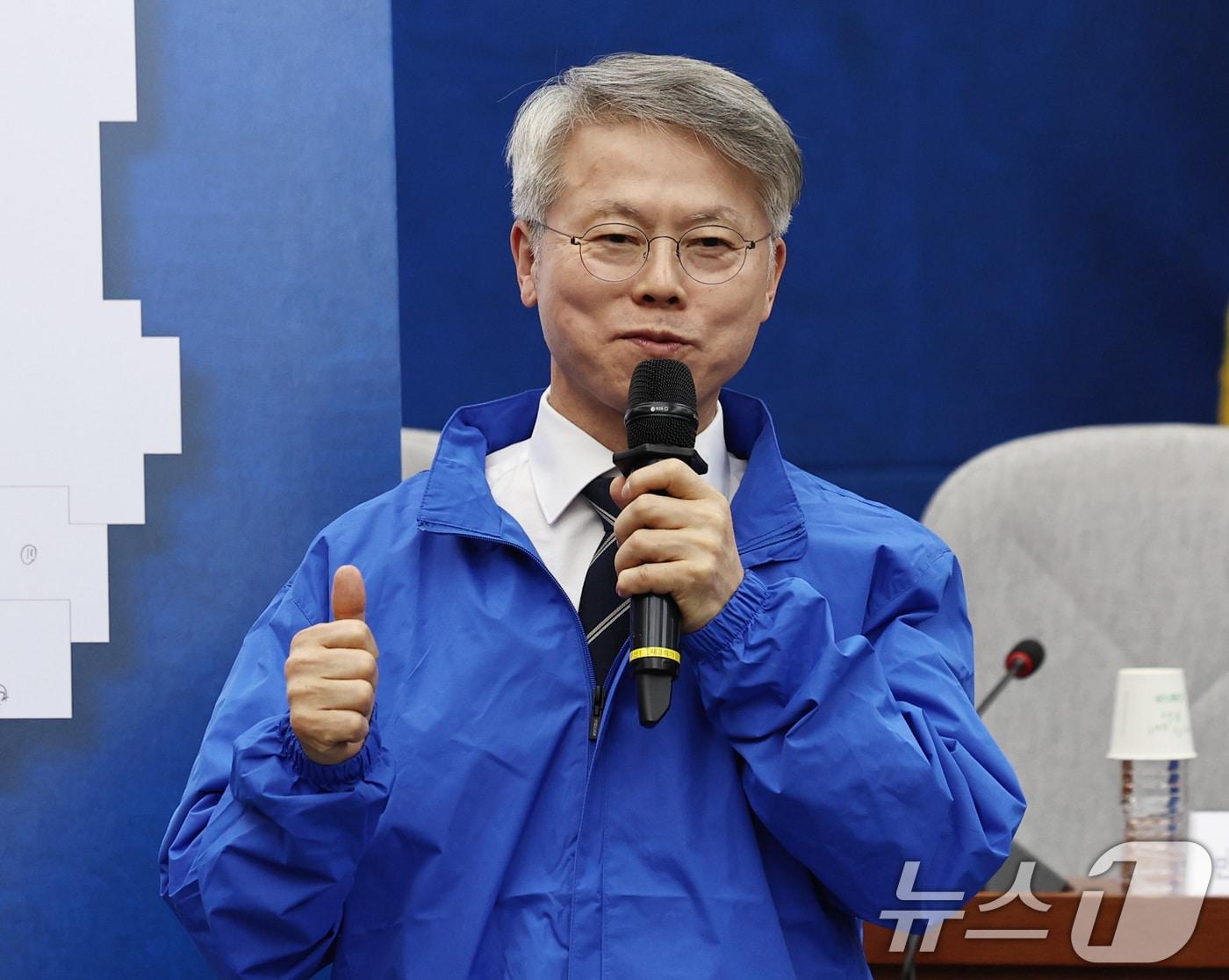 본문 이미지 - 민형배 더불어민주당 전남광주통합특별시장 후보가 23일 서울 여의도 국회에서 열린 6·3 지방선거 광역단체장 후보 연석회의에서 각오를 밝히고 있다. 2026.4.23 ⓒ 뉴스1 구윤성 기자